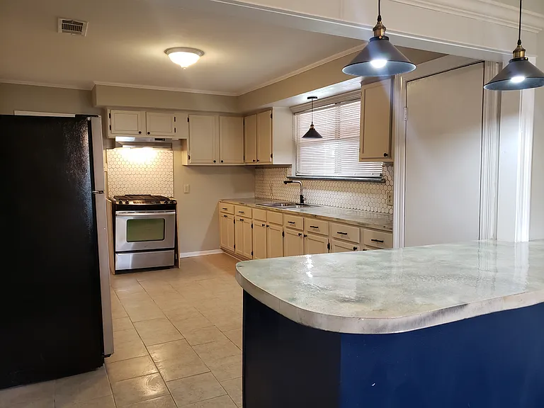 737 E Garfield St — Photo 2