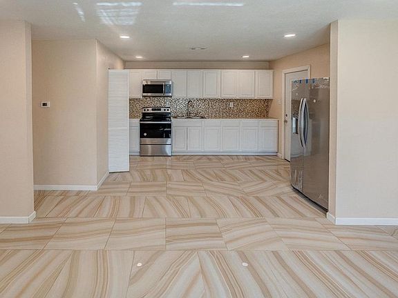 4th image of 40 Delores Dr #1