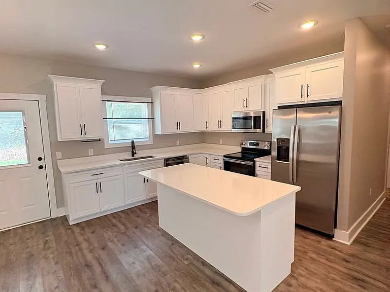 226 Loveless St — Photo 2