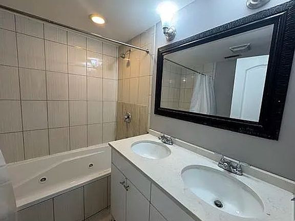 3rd image of 6610 S Kenwood Ave #1B