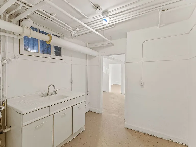 Essex Apartments — Photo 13