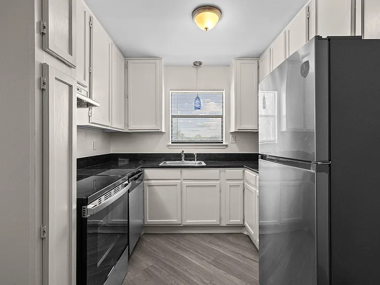 320 E 4th St #106 — Photo 9