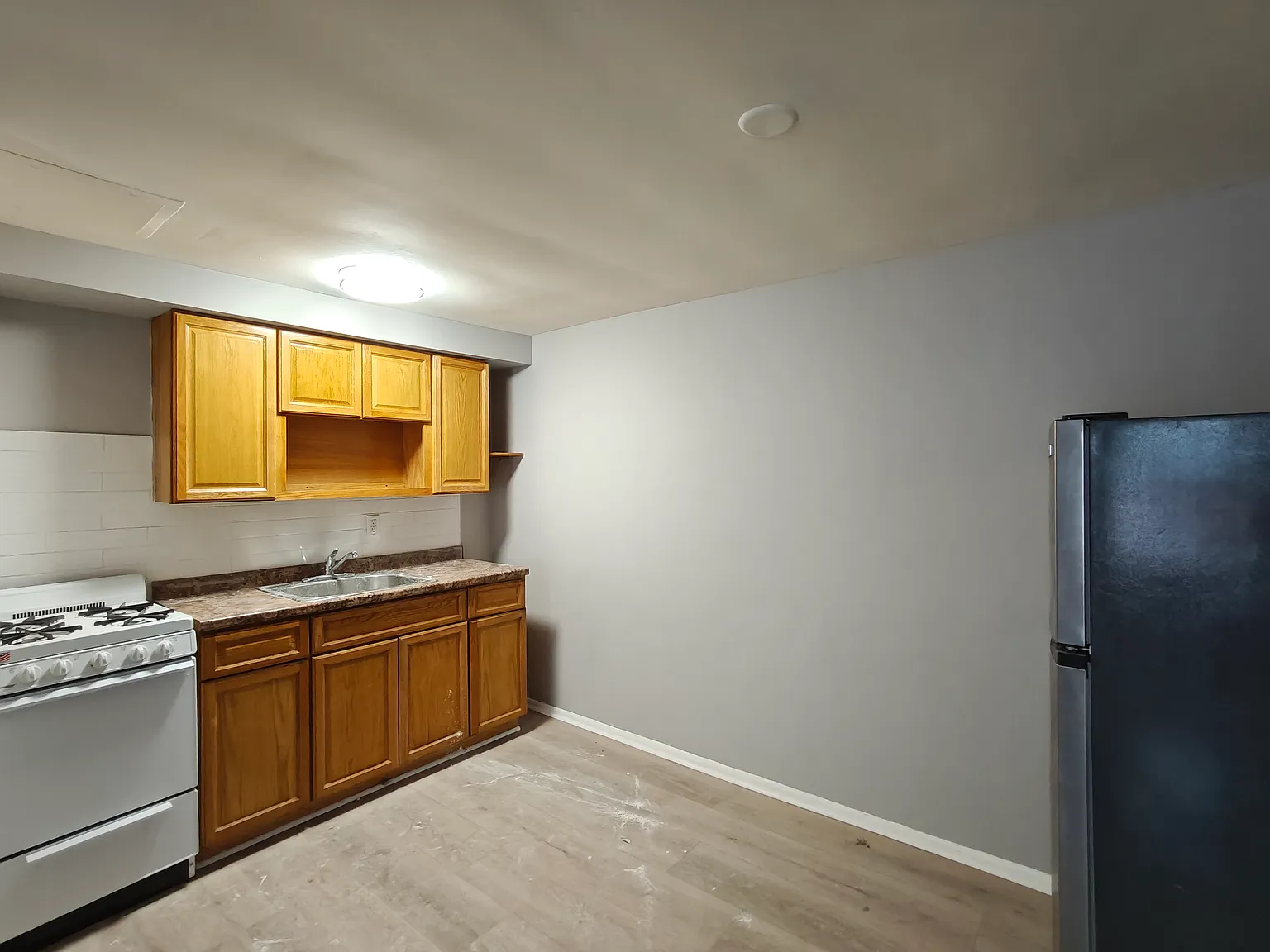 Beautiful Apartment Available Now! — Photo 2
