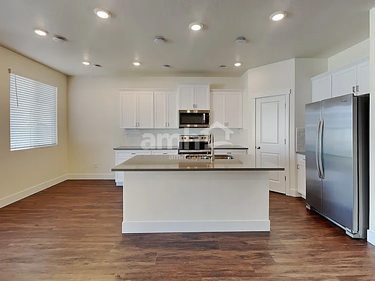 1034 Jillian Ave — Photo 4