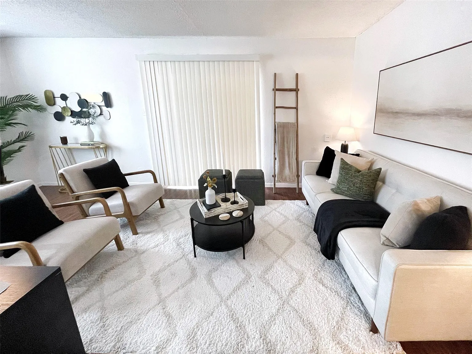 1 bed, 1.0 bath, 700 sqft, $895 — Photo 2