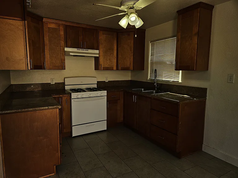 4094 N Mountain Dr — Photo 5
