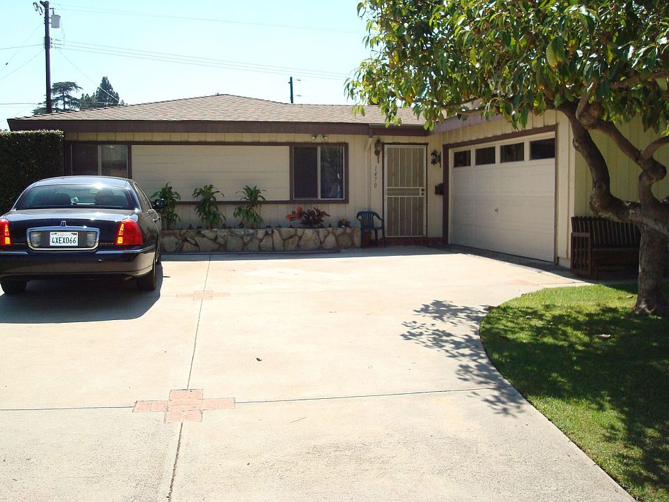 Welcome - plenty of parking! 