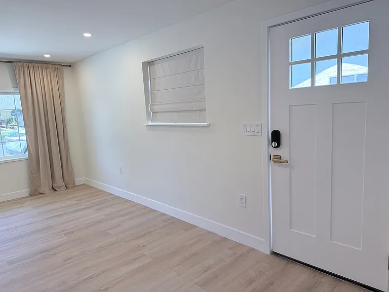 726 W 9th St — Photo 5