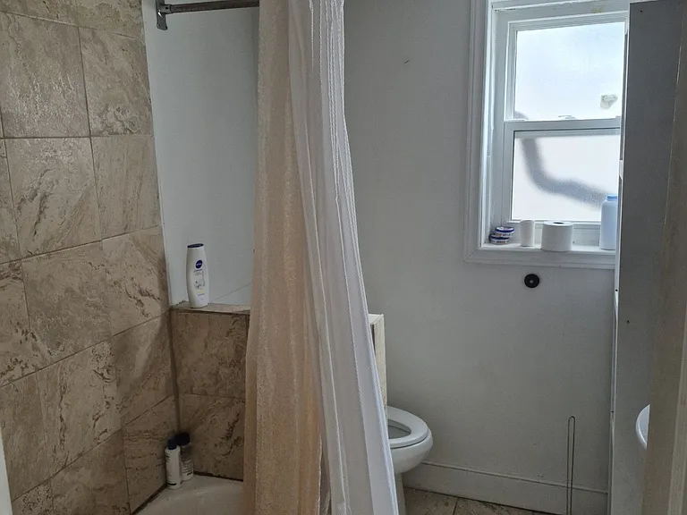 326 Rhodes Ave E — Photo 6