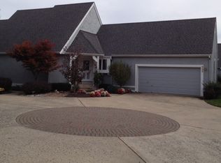 332 SW Raintree Dr, Lees Summit, MO 64082