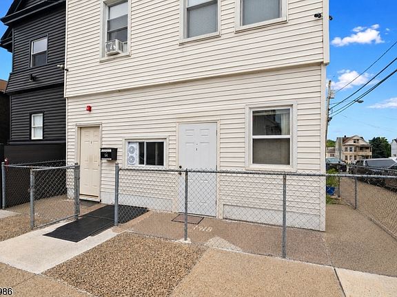 3rd image of 54 Genessee Ave #4