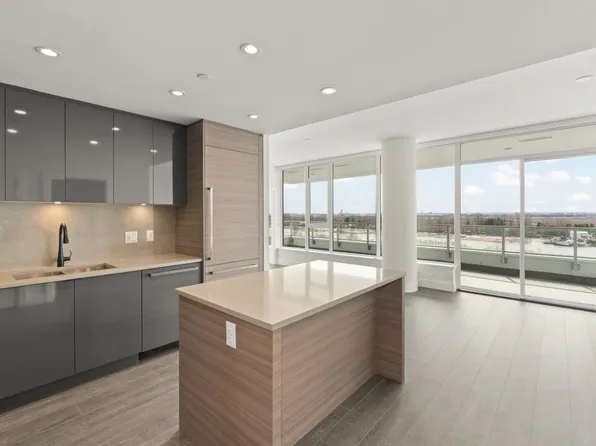3438 Sawmill Cres #1302, Vancouver, BC V5S 0E3