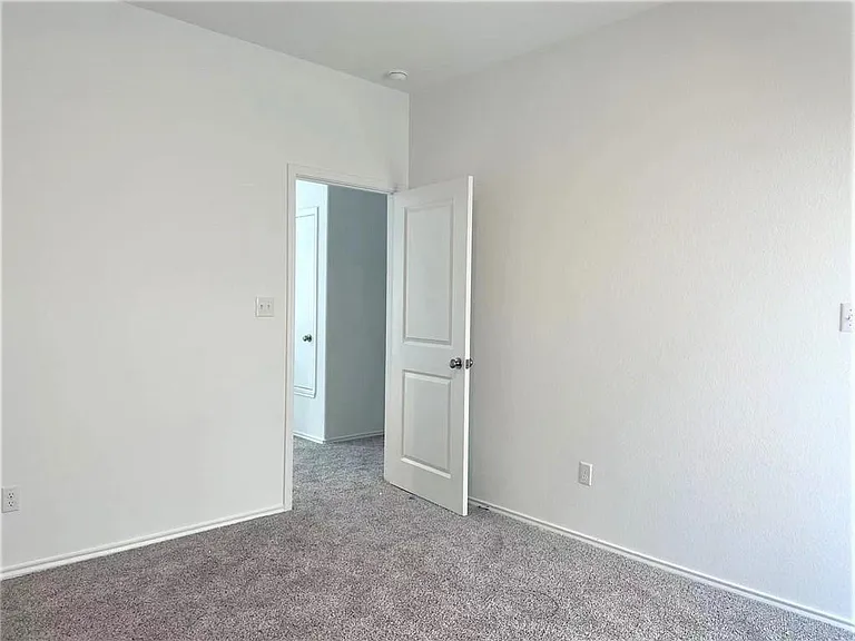1424 Linwood St — Photo 15