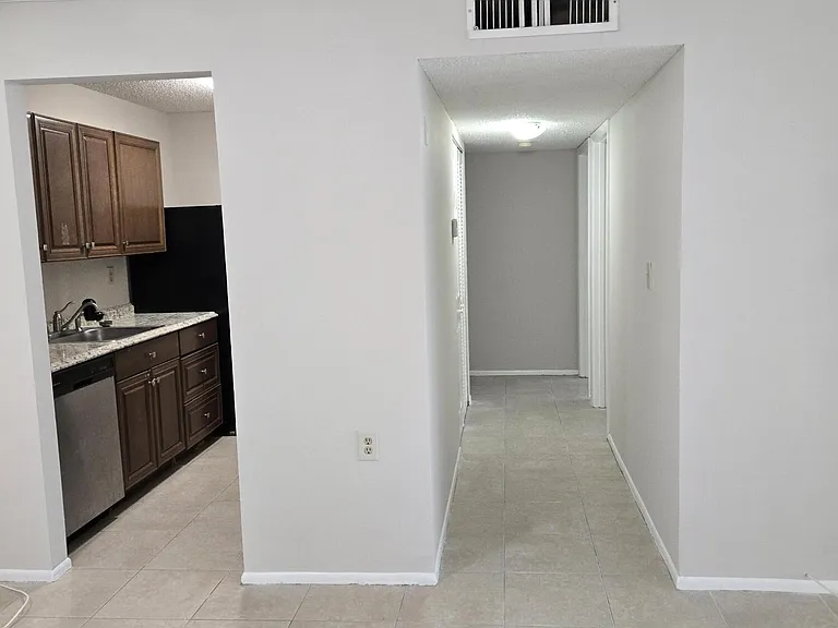 1141 Lake Victoria Dr #H — Photo 10