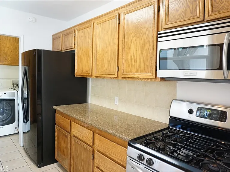 5540 Balboa Blvd — Photo 14