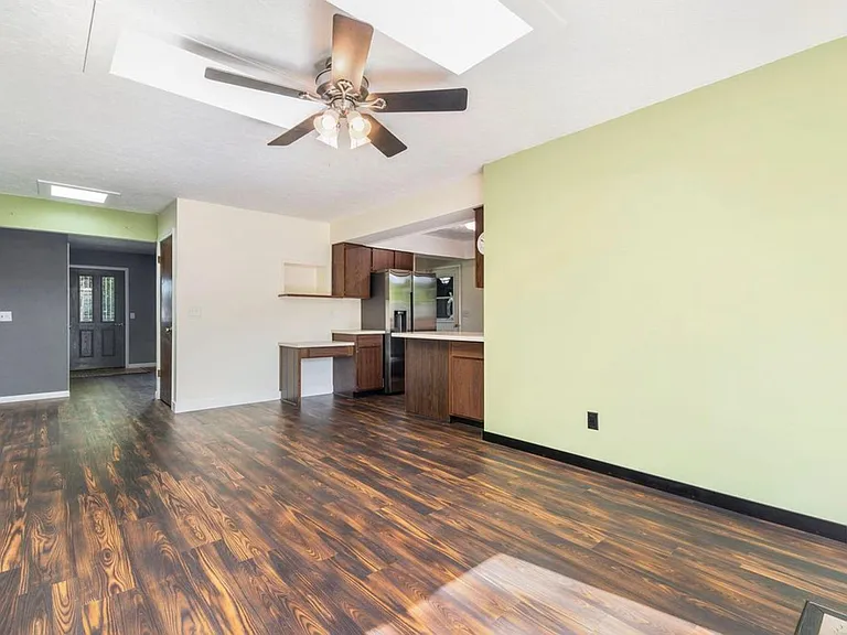 1024 Lakeview Dr — Photo 4