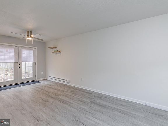 4th image of 555 W Loch Lomond Dr