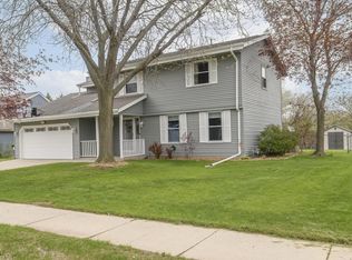 8160 S Wildwood Dr, Oak Creek, WI 53154
