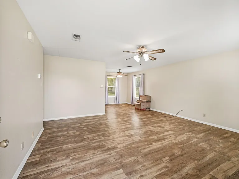1017 Lions Park Dr — Photo 2