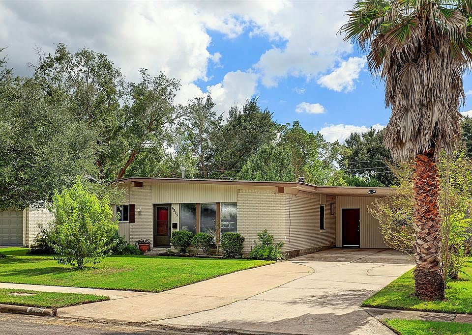 Great new listing in close-in Willowbrook near Willowbend/Willow Meadows just SW of the Medical Center! Spacious 3 or 4 BR, 3 bath ranch style home with formal LR/DR, huge family room, WBFP, and lots of closet storage! The garage has been converted t