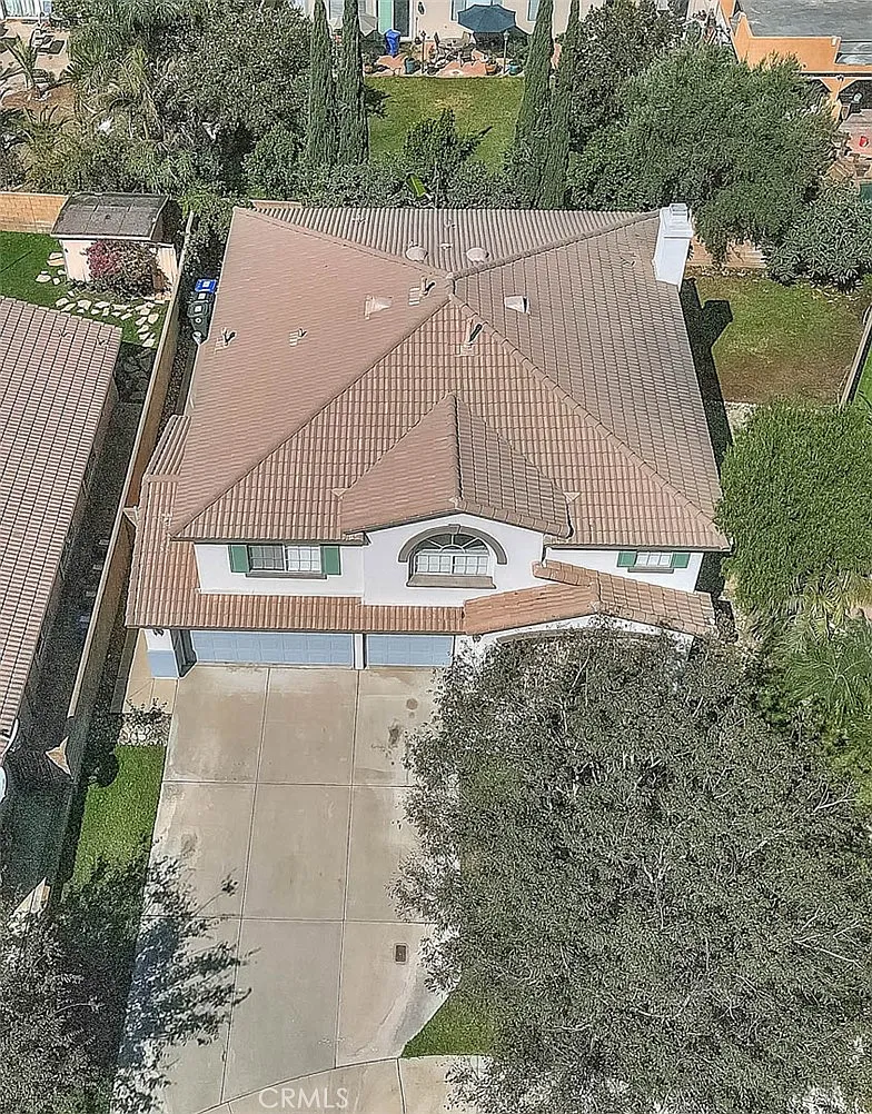 5 bed, 2.5 bath, 2830 sqft, $4,500 — Photo 2