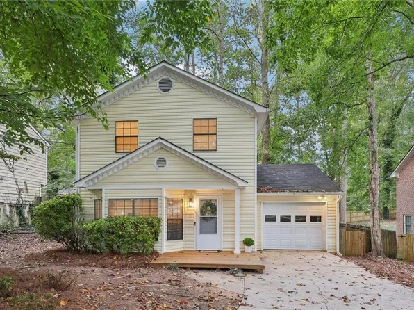 8393 Lake Dr, Snellville, GA 30039
