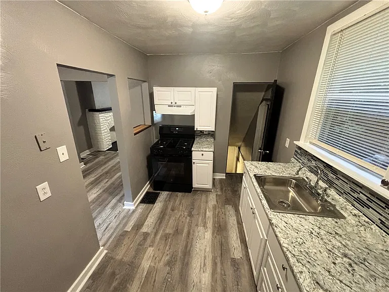 327 Mathews Ave — Photo 6