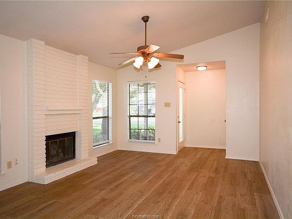 4th image of 1109 Buttercup Cir