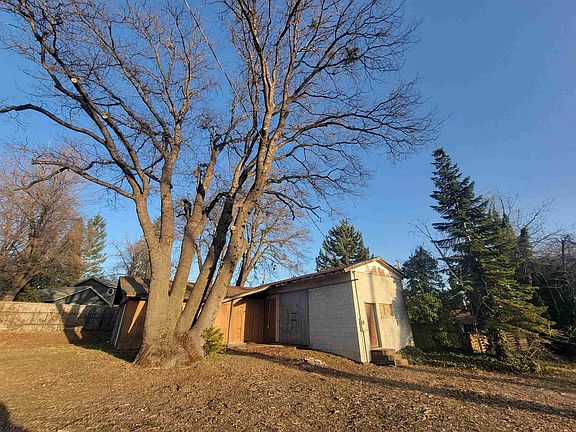 2nd image of 1044 N Mount Shasta Blvd
