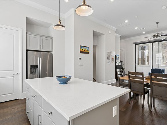 4th image of 625 Dalton Ln