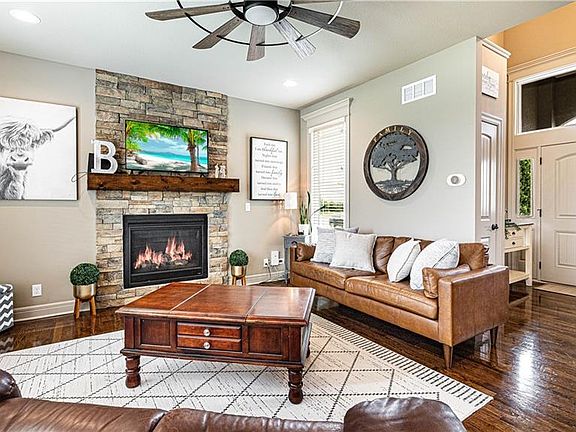 5th image of 814 S Sunset Ln