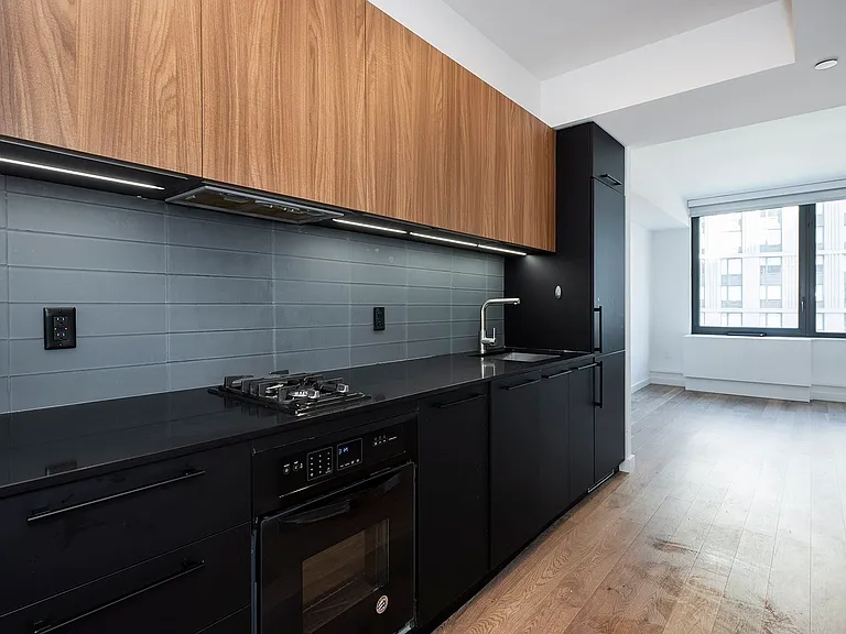 411 35th St #2H — Photo 7