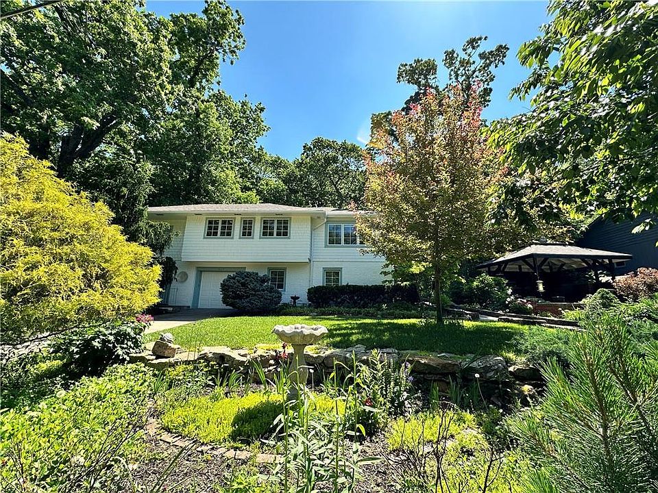 1st image of 819 Lake Forest Dr