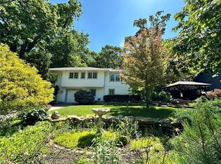 819 Lake Forest Dr, Bonner Springs, KS 66012