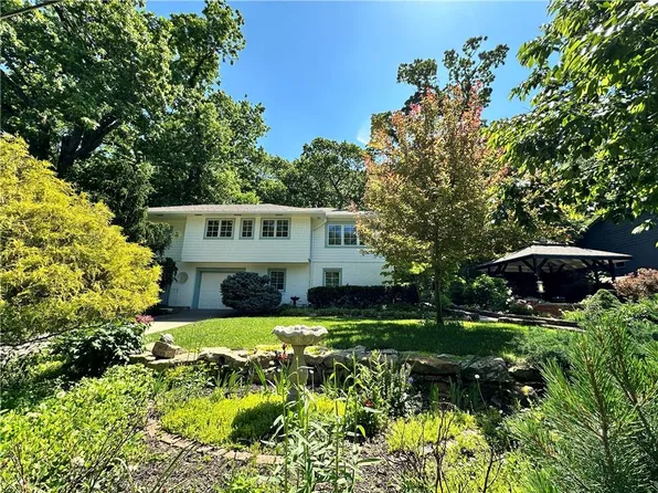 819 Lake Forest Dr, Bonner Springs, KS 66012