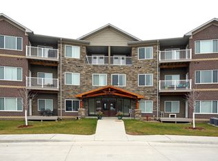 2415 River Bluff Dr NW, Cedar Rapids, IA 52405