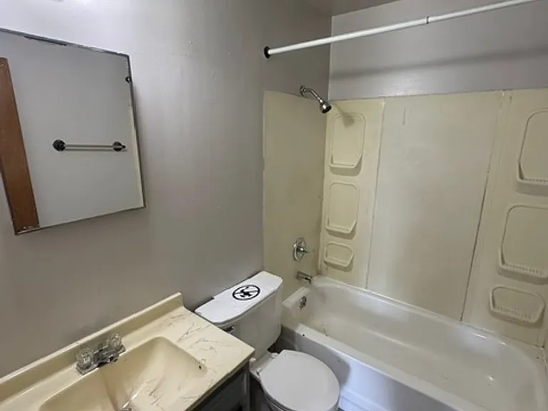 608 Warwick Ave — Photo 10
