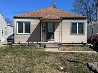 19389 Roscommon St, Harper Woods, MI 48225