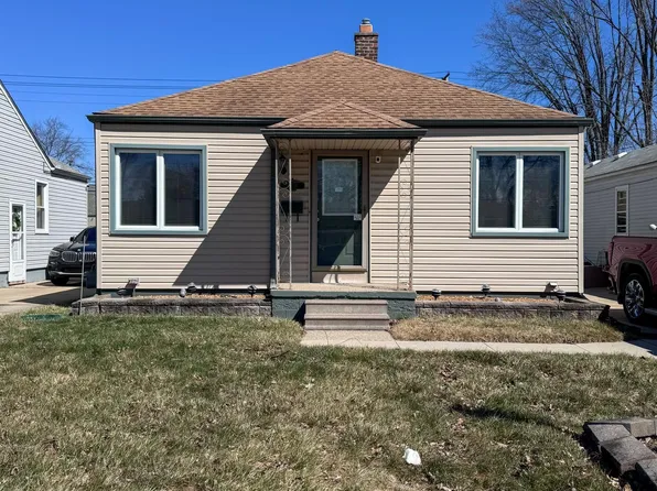 19389 Roscommon St, Harper Woods, MI 48225