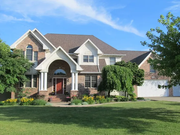 3305 E 18th St, Sterling, IL 61081