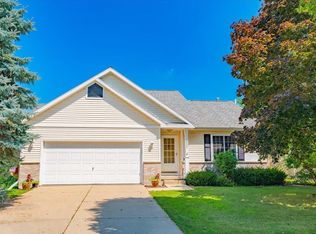 933 Vista Ridge Dr, Mount Horeb, WI 53572