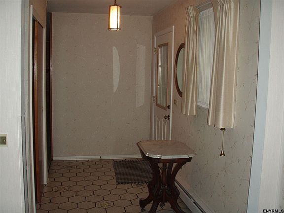 4th image of 28 Valencia Ln