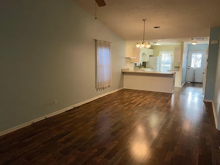 111 Bennington Ln — Photo 17