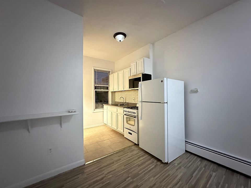 2nd image of 186 South St #12W