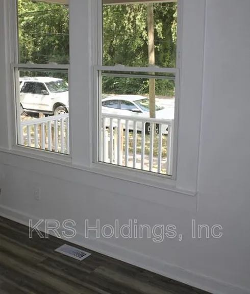 1821 Lasalle Ave — Photo 3