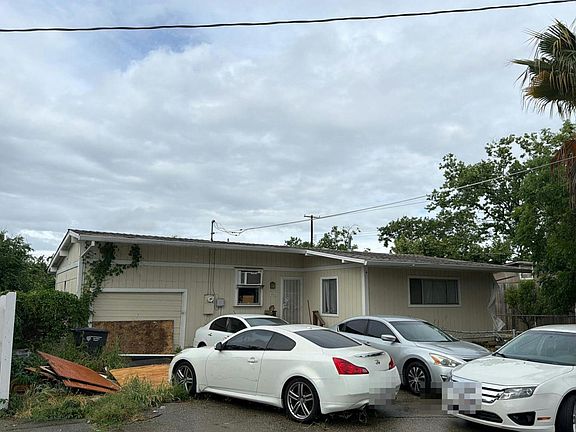 3rd image of 204 Hills Ct