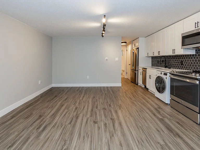 758 Clarkson — Photo 19