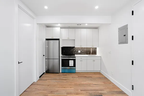 Rented by Safdie Realty Group | media 5