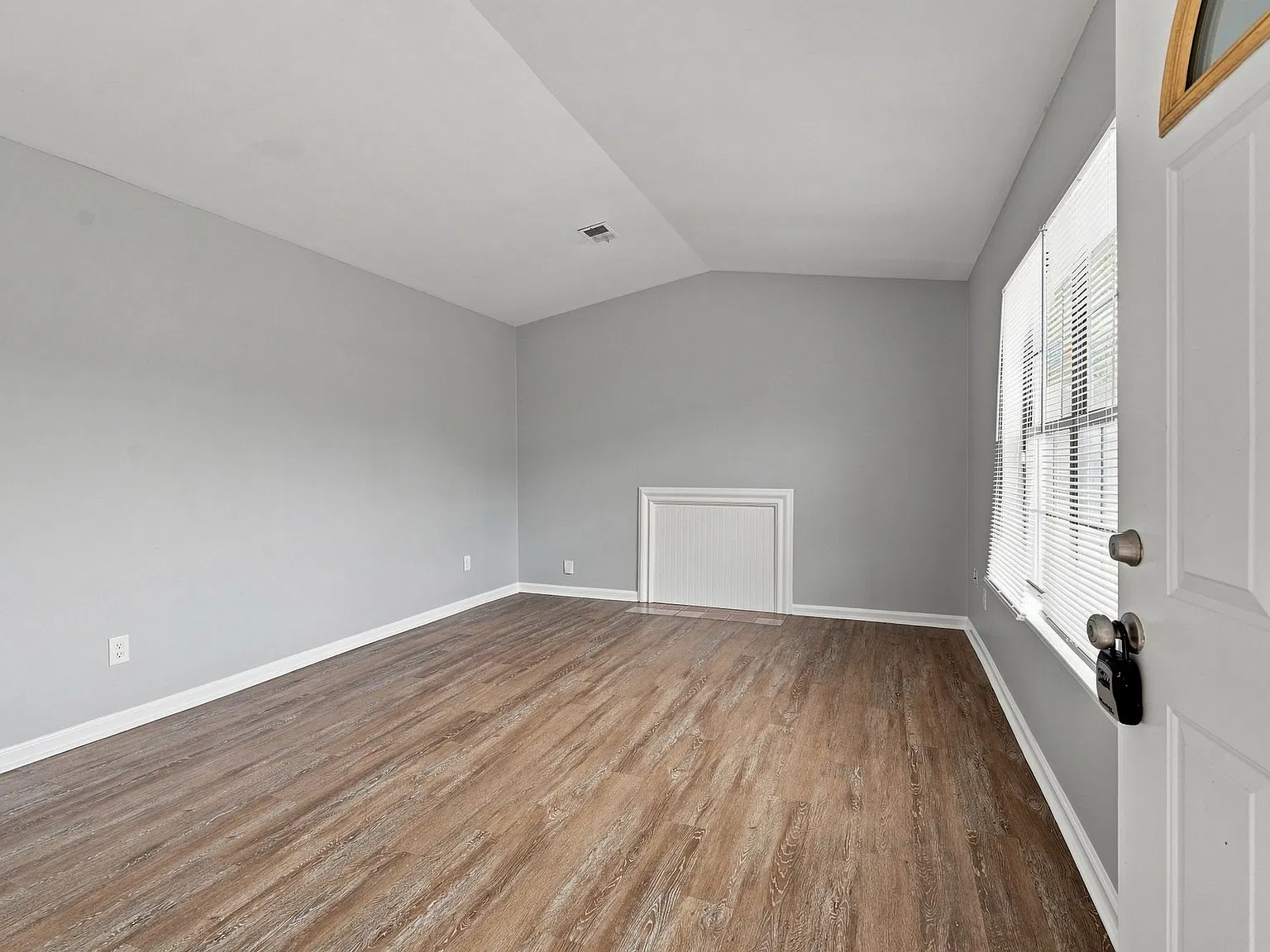 2 bed, 891 sqft, $1,400 — Photo 4