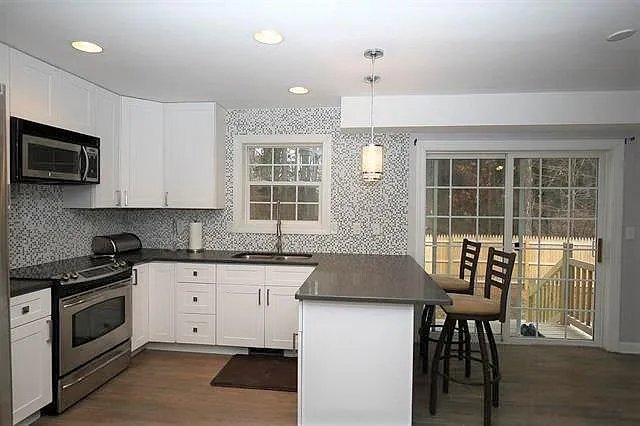 4 Round Table Rd — Photo 5